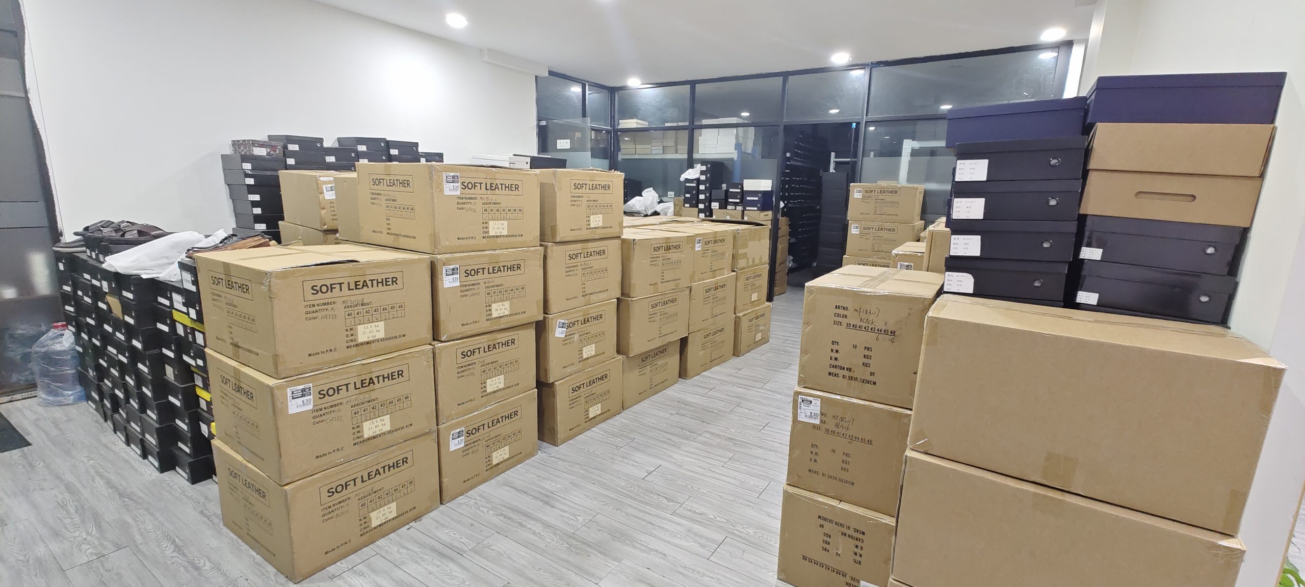 alt="Leather Shoe Packaging"